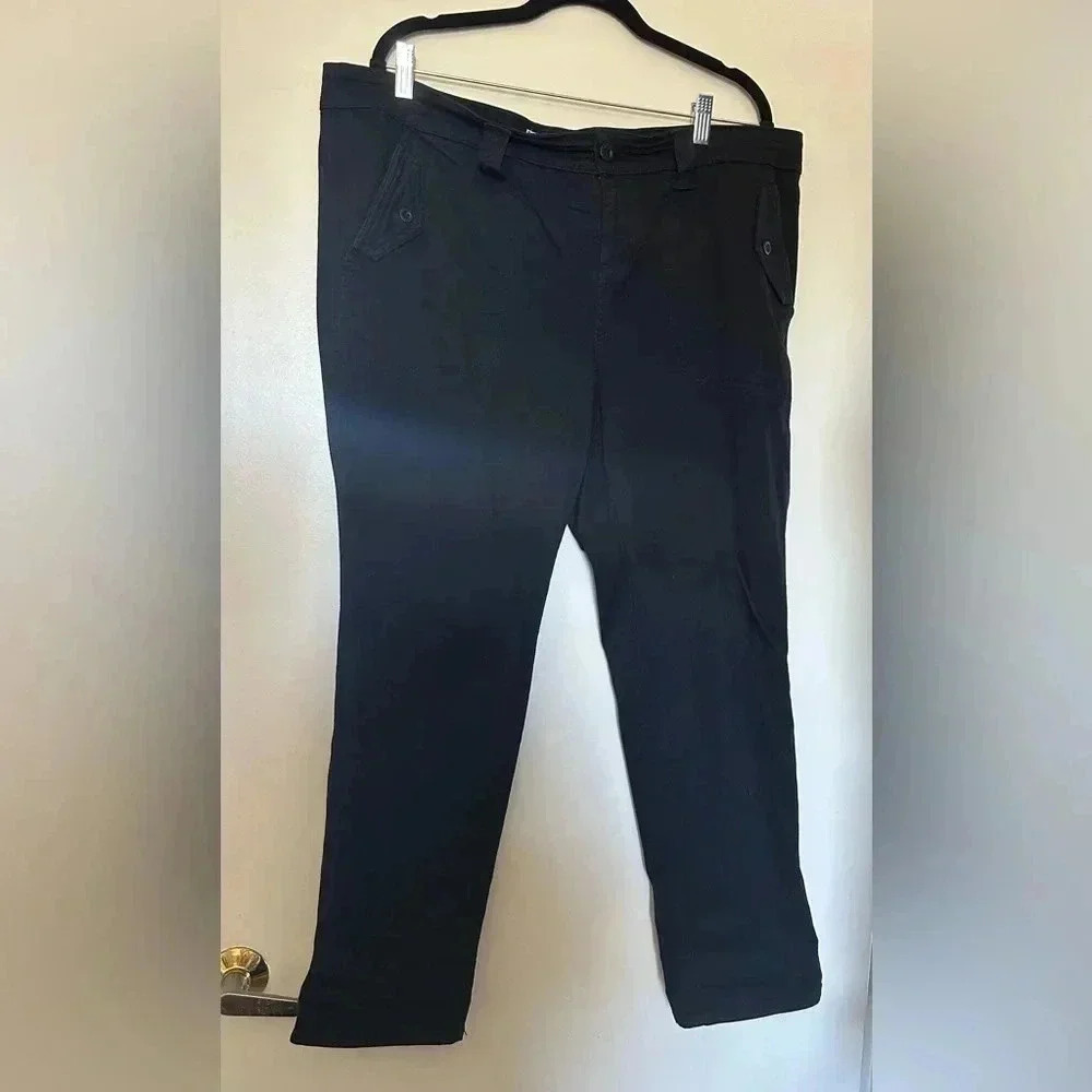 NWOT Torrid Black Capris with Side Pockets in Size 18